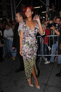 th_56515_RihannasignscopiesofRihannaRihannainNYC27.10.2010_113_122_429lo.jpg