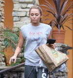 th_45617_KUGELSCHREIBER_Miley_Cyrus_looking_hot_while_getting_wet_in_the_rain63_122_450lo.jpg