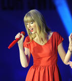 th_46203_Preppie_Taylor_Swift_turns_on_the_Westfield_Christmas_Lights_58_122_508lo.jpg