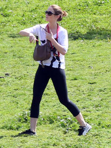 th_025258348_Emily_Blunt_20110305_walking_her_dog_in_a_park_in_Hollywood_Hills_005_122_575lo.jpg