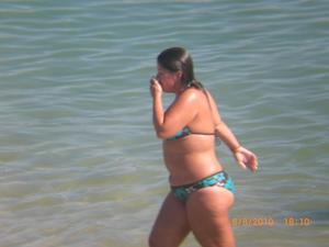 Spying-Women-On-The-Beach-w1mklc3sdq.jpg