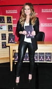 http://img278.imagevenue.com/loc521/th_87352_Hilary_Duff_signs_copies_of_her_new_book18_122_521lo.jpg