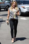 http://img278.imagevenue.com/loc522/th_833135150_Hilary_Duff_at_Starbucks26_122_522lo.jpg