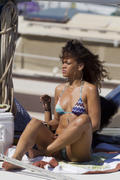 http://img278.imagevenue.com/loc55/th_69728_Rihannaadds4_123_55lo.jpg