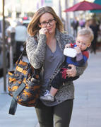 http://img278.imagevenue.com/loc553/th_201121482_HilaryDuff_takes_son_to_a_doctors_appointment13_122_553lo.jpg