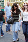 http://img278.imagevenue.com/loc579/th_62413_Selena_Gomez_shopping_at_The_Grove7_122_579lo.jpg