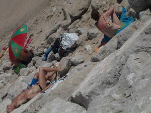 donna-sulla-spiaggia-facendo-topless-2013-t3e7igjmw2.jpg